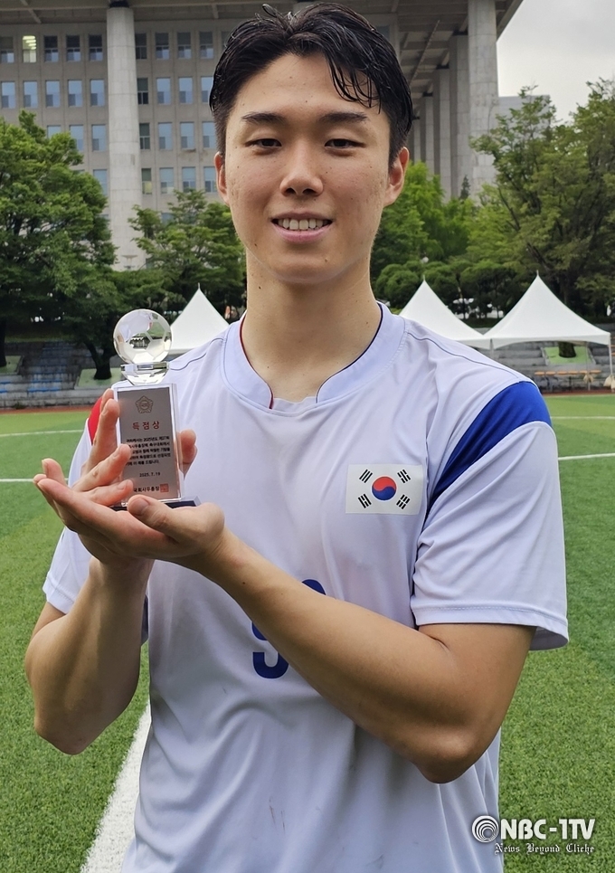 '2025 국회사무총장기 축구대회'에서 득점왕을 차지한 국회경비대 96번 손동혁 선수.