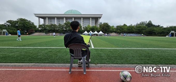 발등 부상으로 '2025 국회사무총장기 축구대회'에 출전하지 못했지만, 팀 운영을 챙기고 있는 임현섭 국회경비대선수단 총무