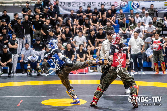 지난 2023년 7월 개최한 ‘2023 한미친선 전군 태권도 경연대회’에서 참가 선수들이 전투 태권도 겨루기를 하는 모습. By 국기원.