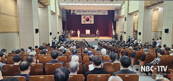 김대중 대통령 제16주기 추모식이 18일 오전 국립서울현충원에서 엄수되고 있다.