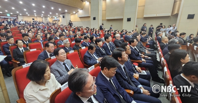 김대중 대통령 제16주기 추모식이 18일 오전 국립서울현충원에서 엄수되고 있다.