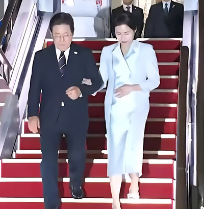 이재명 대통령과 김혜경 여사가 일본·미국 순방 일정을 마치고 28일 새벽 서울공항에 도착해 전용기에서 내리고 있다.