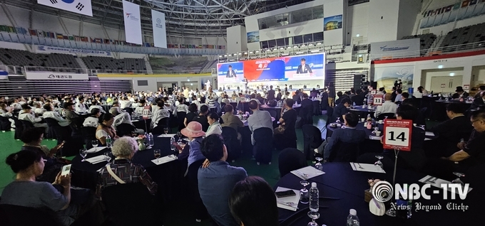 태권도의 날 기념식 참석자들이 김중헌 태권도진흥재단 이사장의 기념사를 듣고 있다.