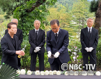 이재진 (사)대통령경호안전연구회 회장이 한경희 정태진 두 경호관 묘소에 헌화하고 있다.