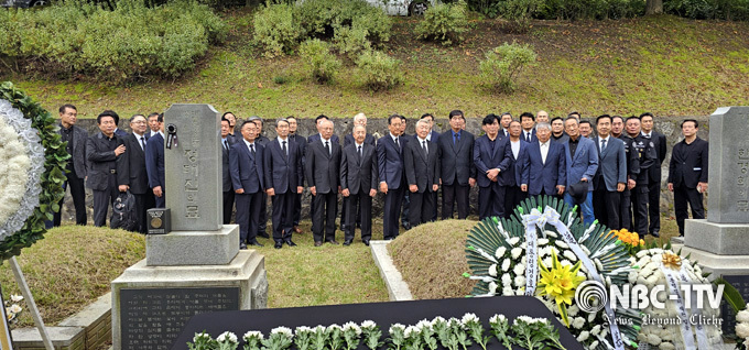 전직 대통령 경호실장을 비롯한 경호관들이 추모식후 묘소에서 기념촬영을 하고 있다.