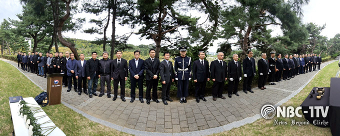 전직 대통령 경호실장을 비롯한 경호관들이 추모식후 묘소에서 기념촬영을 하고 있다.