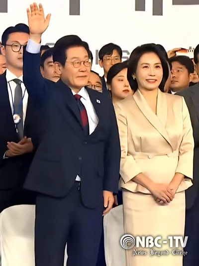 이재명 대통령 내외가 17일 부산 아시아드주경기장에서 열린 제106회 전국체육대회 개회식에서 입장하는 선수단을 향해 손을 흔들고 있다.