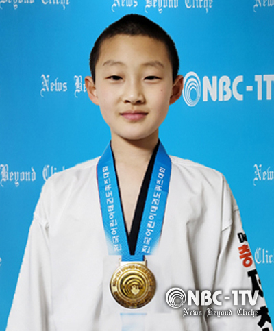 'NBC-1TV 제2회 전국청소년퀴즈대회'에서 은메달을 획득한 어린이퀴즈왕 출신의 충북 동중 2학년 권연우.