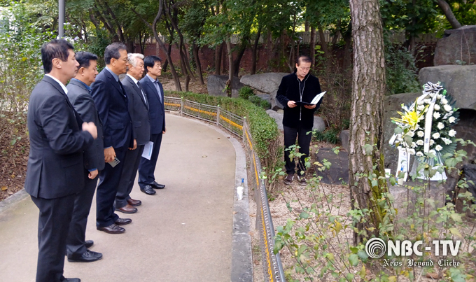 26일 오전 11시, 전직 대통령경호관들이 무궁화동산에서 지난 1979년 10월 26일 박정희 대통령 시해사건 당시 순직한 5인의 경호관들에 대한 추모식을 갖고 있다.