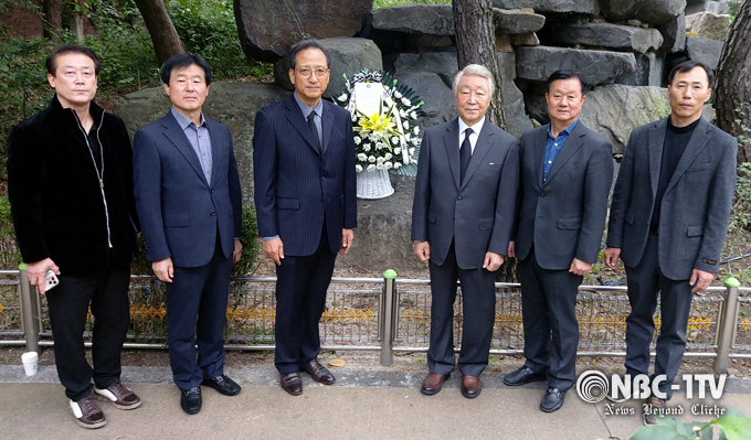 26일 오전 11시, 전직 대통령경호관들이 무궁화동산에서 지난 1979년 10월 26일 박정희 대통령 시해사건 당시 순직한 5인의 경호관들에 대한 추모식을 가진 후 기념촬영을 하고 있다.