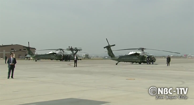 공항에 주기 중인 트럼프 대통령 전용 헬기 마린원, 보안상 마린원은 두 대가 함께 움직인다. NBC-1TV 취재 사진