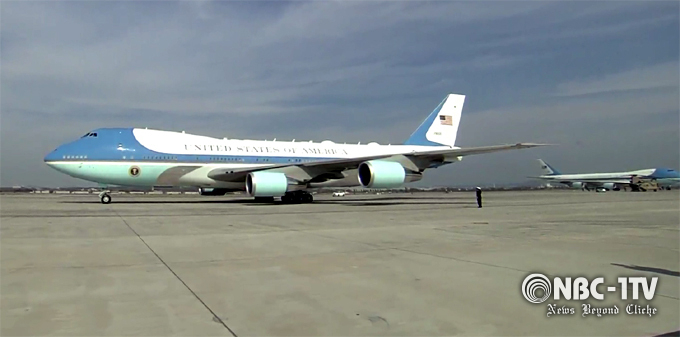 공항에 주기 중인 트럼프 대통령 전용기 에어포스원, 보안상 에어포스원은 두 대가 함께 움직인다. NBC-1TV 취재 사진