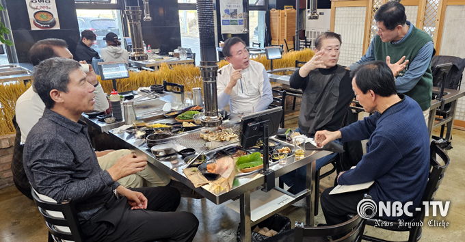 전직 대통령경호관들로 구성된 대경회 임원들이 1일 오후, 옛 근무지 청남대를 찾아 현직 근무시절을 회상한 후 오찬을 갖고 있다.