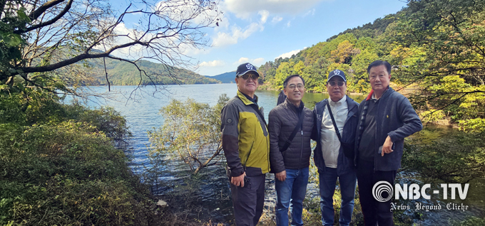 전직 대통령경호관들로 구성된 대경회 임원들이 1일 오후, 옛 근무지 청남대로 이동하면서 대청호를 배경으로 추억사진을 찍고 있다.