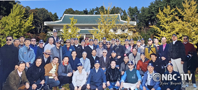 전직 대통령경호관들이 1일 오후, 옛 근무지 청남대를 찾아 현직 근무시절을 회상한 후 기념촬영을 하고 있다.