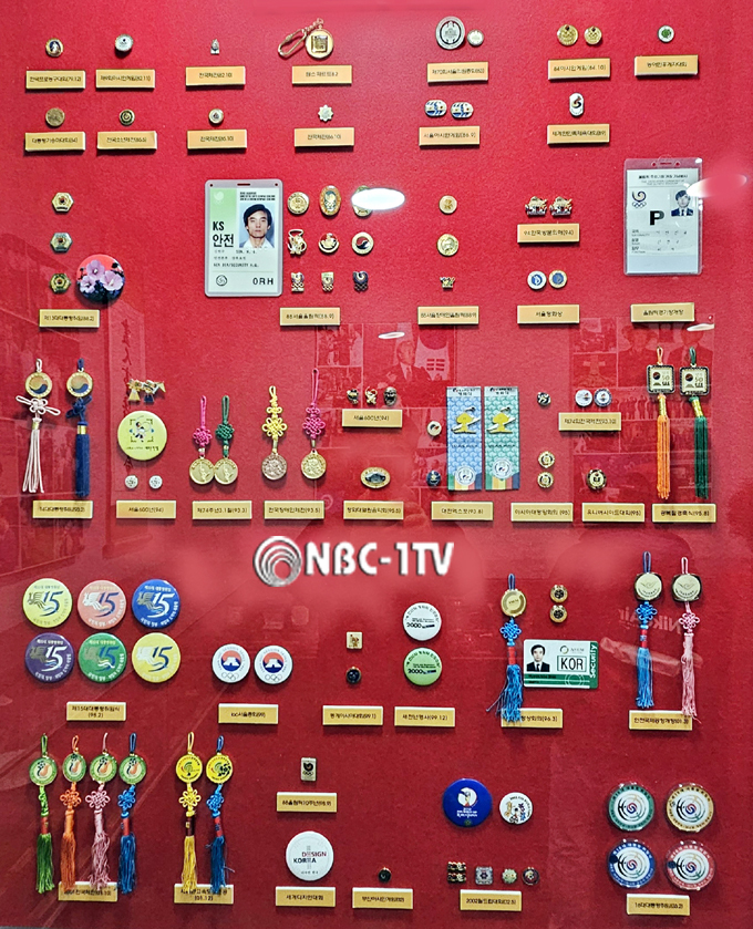 (사)대통령경호안전연구회 신현구 회원이 기증한 대통령 행사 경호관 비표가 전직 경호관들의 발길을 멈추게 했다.