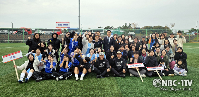 '제1회 중앙행정기관축구연합회장배 중앙부처 여자축구대회'에 앞서 대회 임원들과 출전 선수들이 기념촬영을 하고 있다.