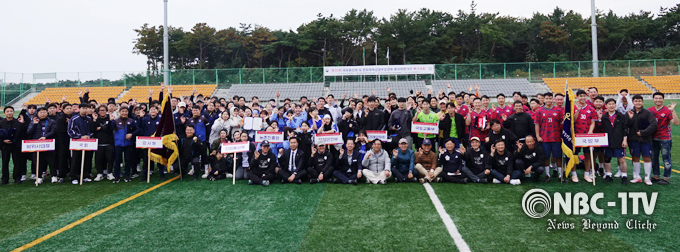 ‘제30회 문화체육부 장관배 중앙행정기관 축구대회 및 제27회 대한축구회장배대회’를 마친 후 대회 임원들과 출전 선수들이 기념촬영을 하고 있다.