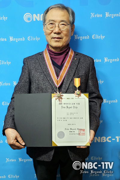 7일 오전, 본사 이광윤 보도본부장으로부터 NBC-1TV 선정 '2025 대한민국 10대 인물상'을 수상한 안이문 문화창조기지 감사