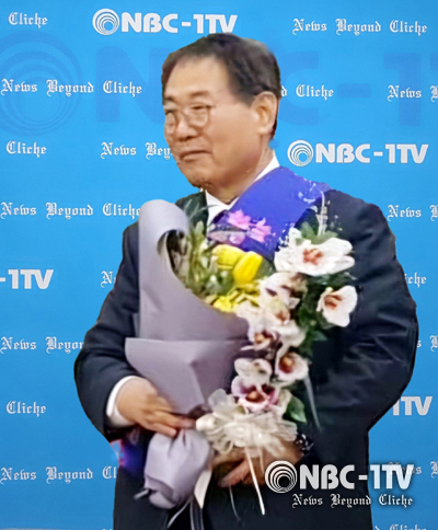안이문 문화창조기지 감사가 7일 오전, 본사 이광윤 보도본부장으로부터 NBC-1TV 선정 '2025 대한민국 10대 인물상'을 수상하고 있다.