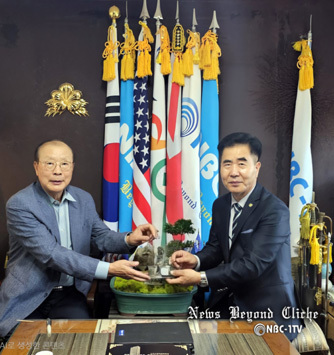 8일 오전, 본사 이광윤 보도본부장으로부터 NBC-1TV 선정 '2025 대한민국 10대 인물상'을 수상하고 있는 차흥봉 전 보건복지부 장관(왼쪽).