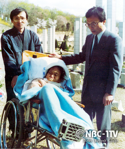 의식이 없던 이계단 여사가 눈을 뜨고 행사장을 둘러보던 순간