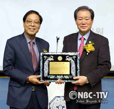 노순명 국기원 이사장(왼쪽)이 전갑길 전 국기원 이사장에게 감사패를 전달하고 기념촬영을 하고 있다.