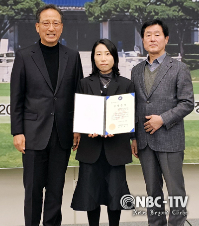 -이재진 대경회 회장(왼쪽)이 우경갑 장학위원장(오른쪽)과 함께 서울대 대학원 언론정보학과 1학년 김가윤 학생에게 장학금을 수여하고 았다.