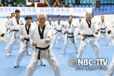 심사평가위원들이 국기원 중앙수련장에서 실기교육을 받고 있다.