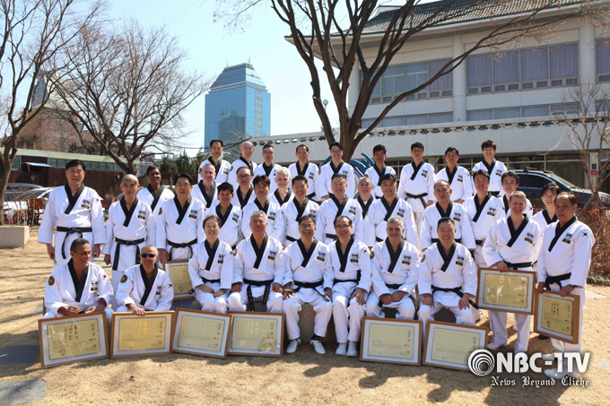 ‘2025년도 9단 수여식’이 끝난 후 윤웅석 국기원장과 9단 승단자들이 기념촬영을 하고 있다.. By 국기원