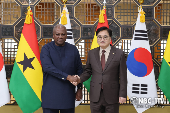 우원식 국회의장이 13일 오후 국회접견실에서 방한 중인 존 드라마니 마하마 가나 대통령을 접견하고 있다. By 국회