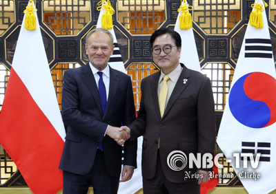 도날드 투스크 폴란드 총리갸 13일 오후 국회를 방문, 국회접견실에서 우원식 국회의장을 만나 악수를 나누고 있다.