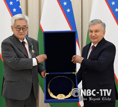 조정원 WT 총재(왼쪽)가 샤브카트 미르지요예프 우즈베키스탄 대통령으로부터 훈장을 받고 있다. By WT