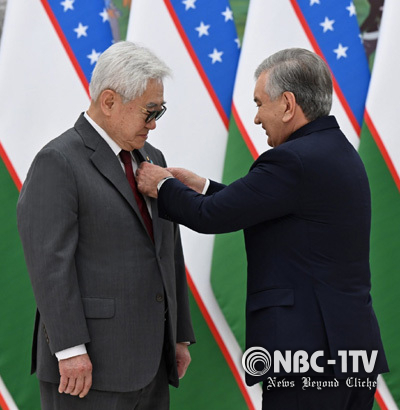 조정원 WT 총재(왼쪽)가 샤브카트 미르지요예프 우즈베키스탄 대통령으로부터 훈장을 받고 있다. By WT